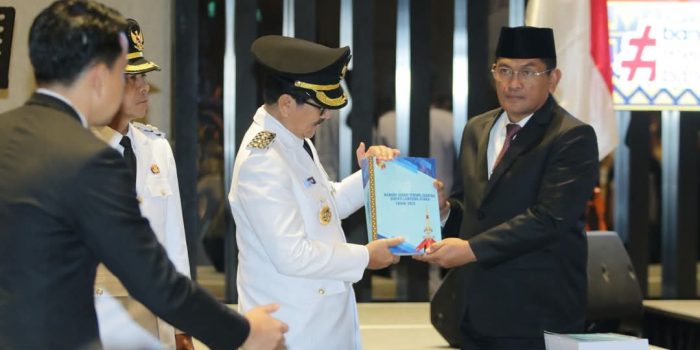 GUBERNUR LAMPUNG PIMPIN SERTIJAB PJ BUPATI LAMPUNG UTARA DENGAN BUPATI TERPILIH DR. IR. H. HAMARTONI AHADIS, M.SI., DAN ROMLI, S.KOM., S.H., M.