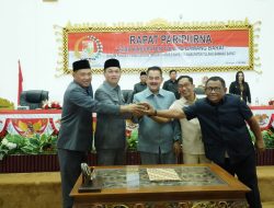 BUPATI NOVRIWAN HADIRI RAPAT PARIPURNA DPRD DALAM PEMBAHASAN TINGKAT II ATAS 6 RAPERDA