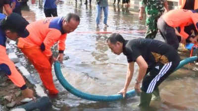 Wabup Romli terjun langsung dalam Kegiatan Jumat Bersih Pulihkan Akses Jalan